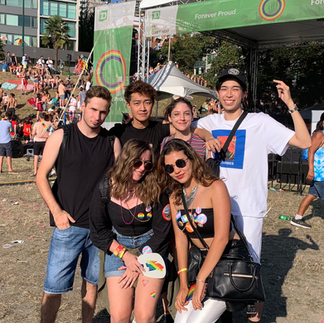 grupo de amigos internacional de latinos asiaticos y europeos en un festival
