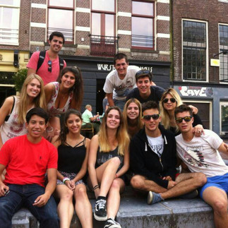 grupo de amigos grande en amsterdam holanda paises bajos en viaje de estudios en el exterior