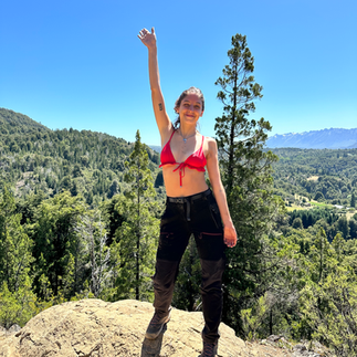 mujer joven sobre la cima de una montaña en el cajon del azul en el bolson argentina