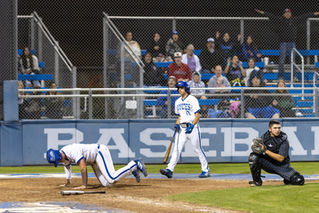 Coyotes bunt by Stallions