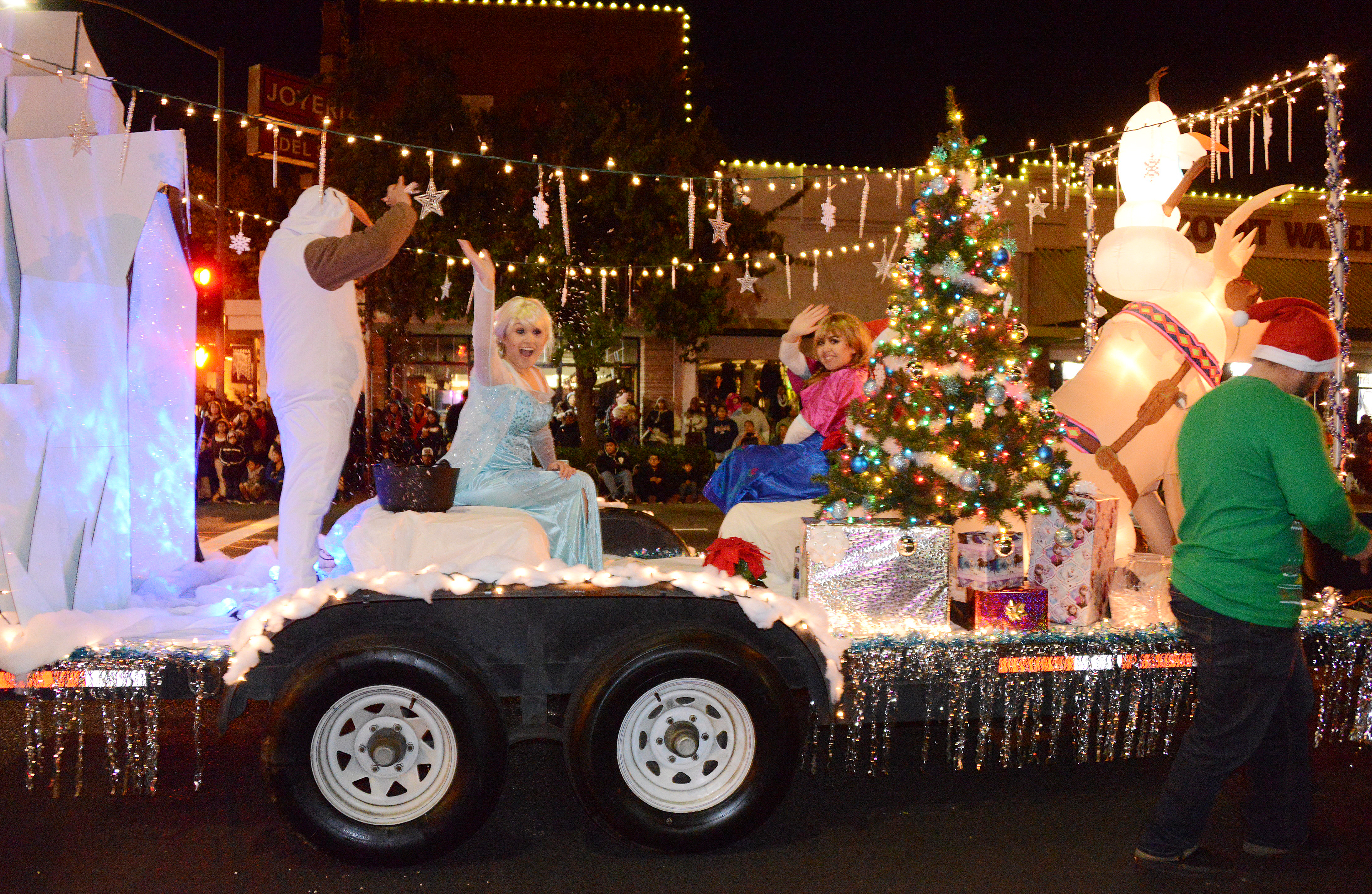 candlelight christmas tractor parade madera 2020 Christmas Parade Entertains All Ages candlelight christmas tractor parade madera 2020