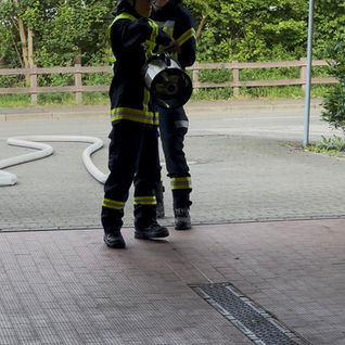 Übung zur Brandbekämpfung mit Schaum