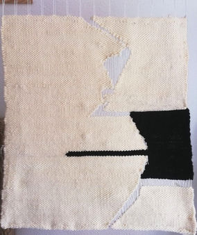 Díptico de tapices contemporáneos en movimiento, hechos a mano con fibras naturales, que exhiben texturas dinámicas y tejidos matéricos sobre un fondo neutro.