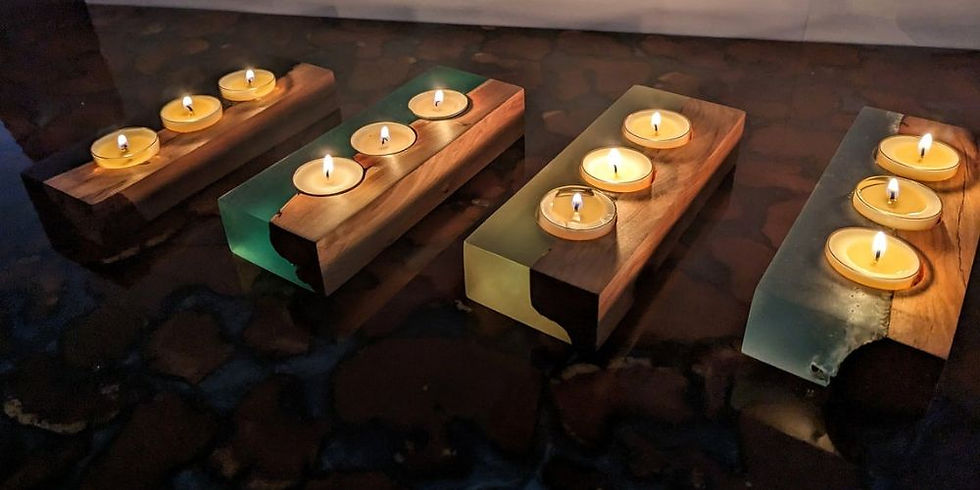Descubra a fascinante fusão da natureza e da arte com nossos suportes para velas feitos à mão em madeira e epóxi. Cada peça é um testemunho da harmonia entre os elementos naturais e o design moderno.