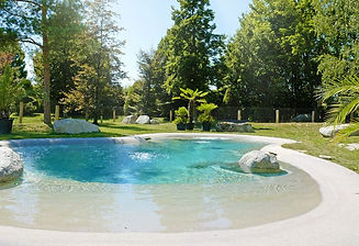 Piscina privada de moradia celeiro 8 Park com deck em madeira, zona lounge e paisagismo mediterrânico.