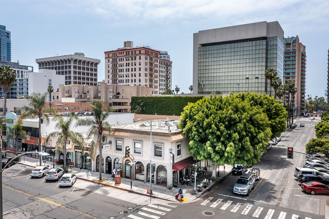 402 E 1st Street9.jpg