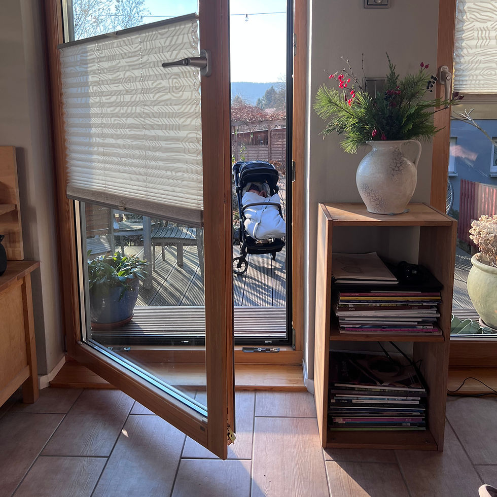 Leute, wie schön ist das bitte, wenn das Kind auf der Terasse pennt, als hätte man es geplant und geprobt.