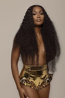 Model wearing Déesse Noire tight curly raw hair extensions