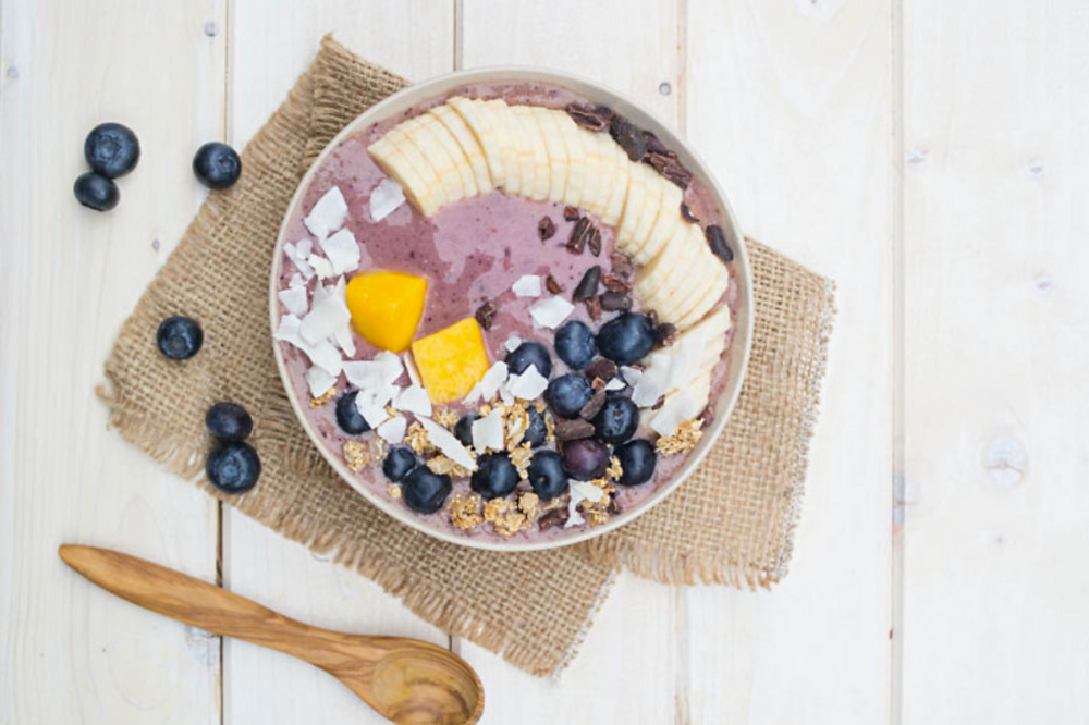 Der Sommer in einer Schüssel: mit dem richtigen Topping wird diese Bowl eine echte Vitamin-Bombe.