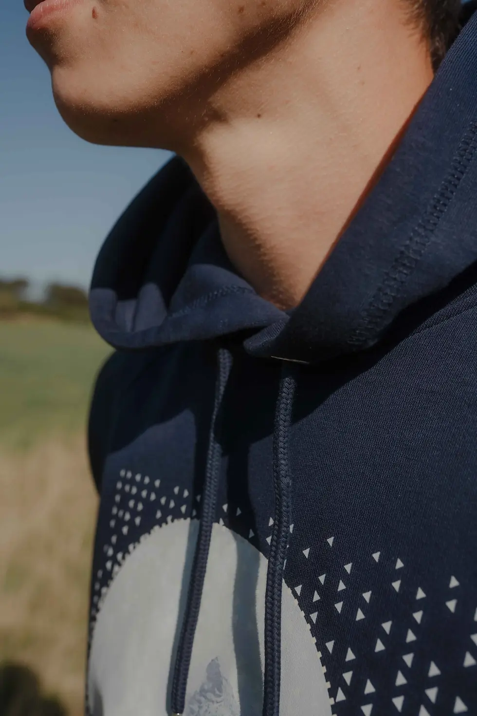 Miniaturbild: Flauschiger Hoodie mit seitlichen Einschubtaschen/ Abstract Mountain