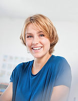 Blond žena s úsměvem