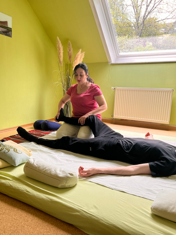 Rotation der Fußgelenke beim Shiatsu