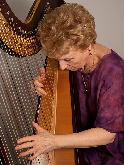 Annie Challan jouant de la harpe