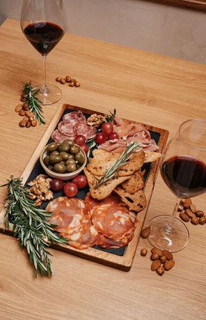 A Nossa Seleção de Enchidos de Porco Preto
com Fatias de Pão Alentejano | Black Pork Cold Cuts Selection with Alentejo Bread Slices