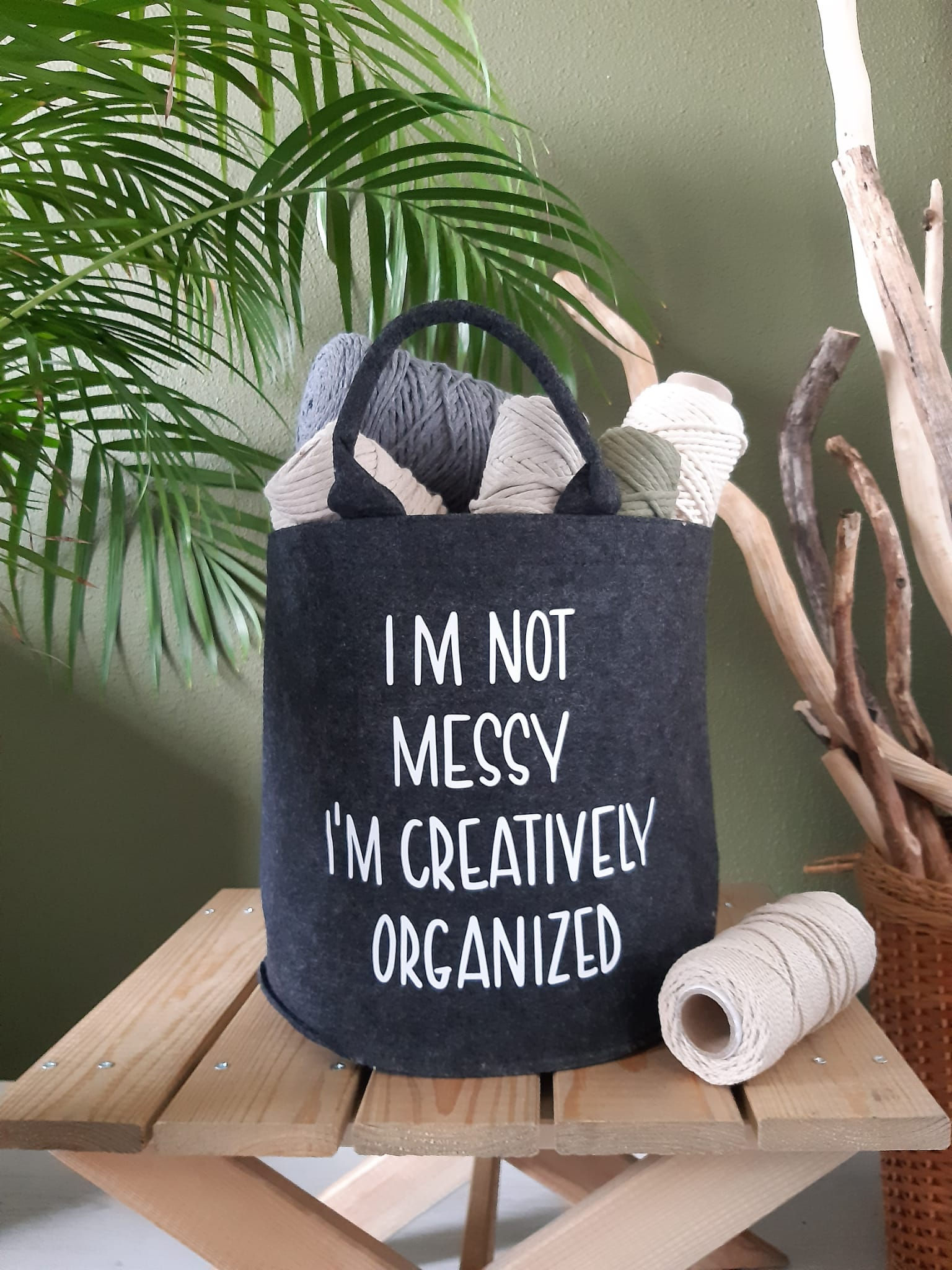 Opbergmand van vilt met tekst