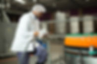 trabajador-comprobando-botellas-en-fabrica-de-jugos.jpg