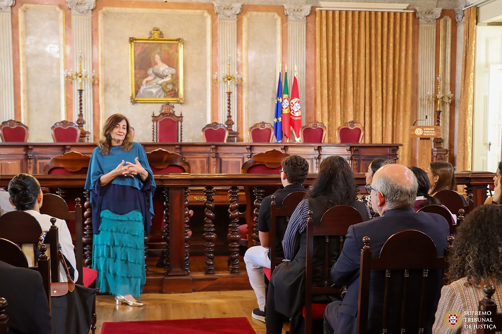 Juíza Desembargadora do Supremo Tribunal de Justiça, Dra. Clarisse Gonçalves, dando as boas-vindas aos alunos do 3º Curso.