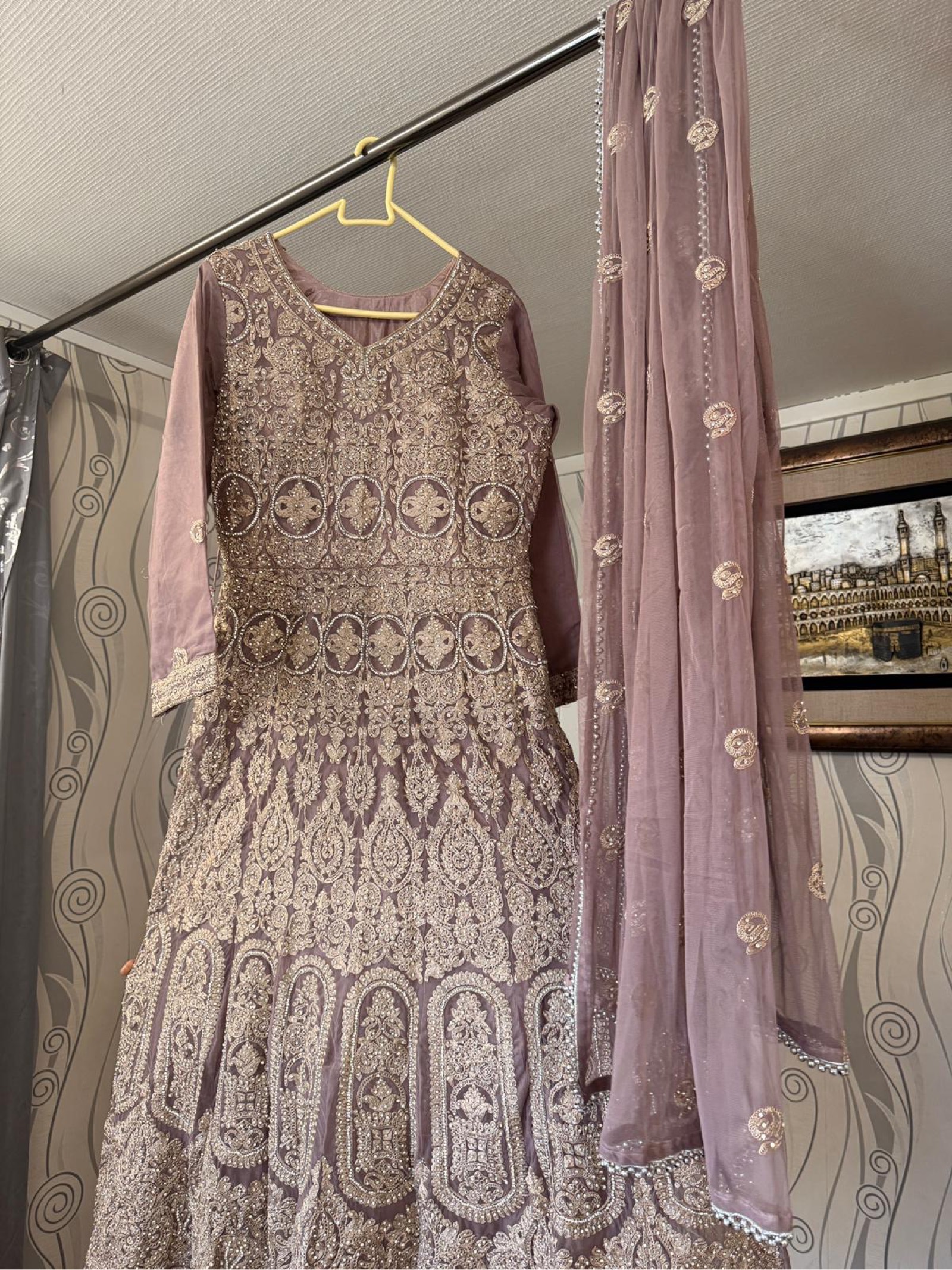 Robe Anarkali indienne pakistanesse brodée avec  dupatta et pantalon