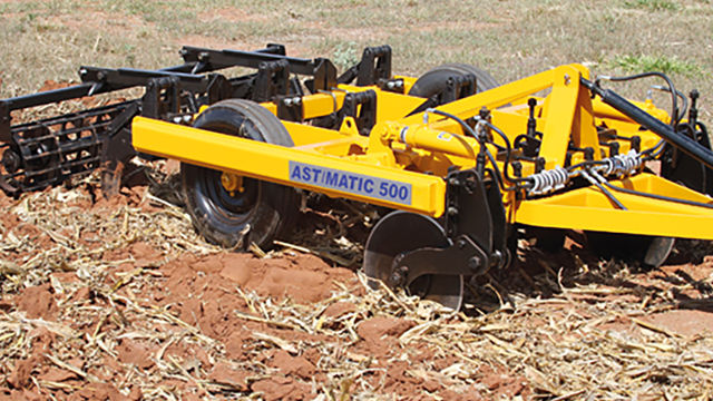 Arado AST Matic 500 em operação – subsolador com desarme automático ideal para áreas compactadas e terrenos com obstáculos.