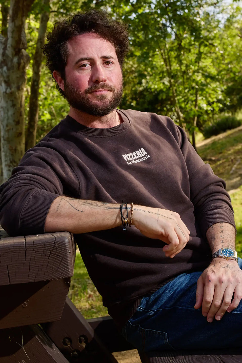 Para construir Medvi, Matthew Gallagher utilizó herramientas de IA como ChatGPT, Claude, Grok, Midjourney y Runway. Crédito... Maggie Shannon para The New York Times