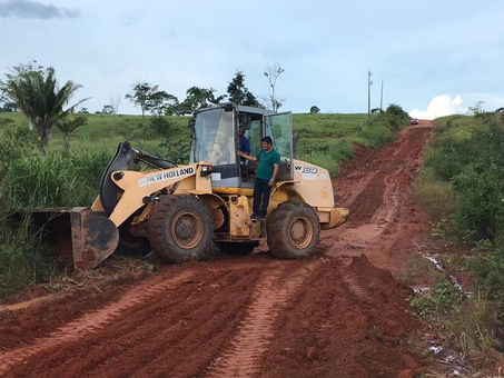 Prefeitura realiza serviços no Ramal da Limeira para retirada de pontos críticos