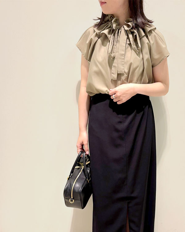 ブラウスコーデ：フリルやレースを40代らしく着こなす