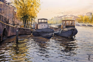 Realistic cityscape watercolor painting of boats along the Amstel river in Amsterdam by Arthur Koopmans.
