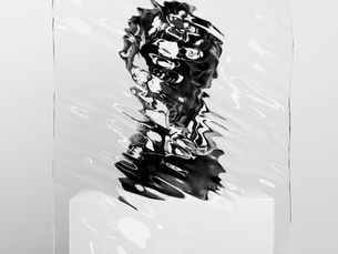 Abstrakte Skulptur hinter transparenter, verzerrender Oberfläche – Sinnbild für die Überlagerung von Identität, Wahrnehmung und Markenlogik.