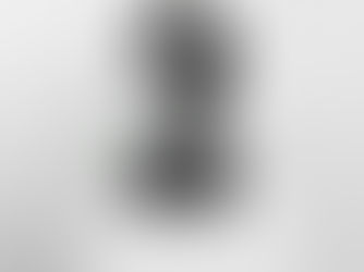 Abstrakte Skulptur hinter transparenter, verzerrender Oberfläche – Sinnbild für die Überlagerung von Identität, Wahrnehmung und Markenlogik.