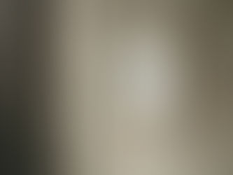 Leerer Bilderrahmen an einer strukturierten Wand als Sinnbild für ungenutztes Potenzial nach einer Zertifizierung.