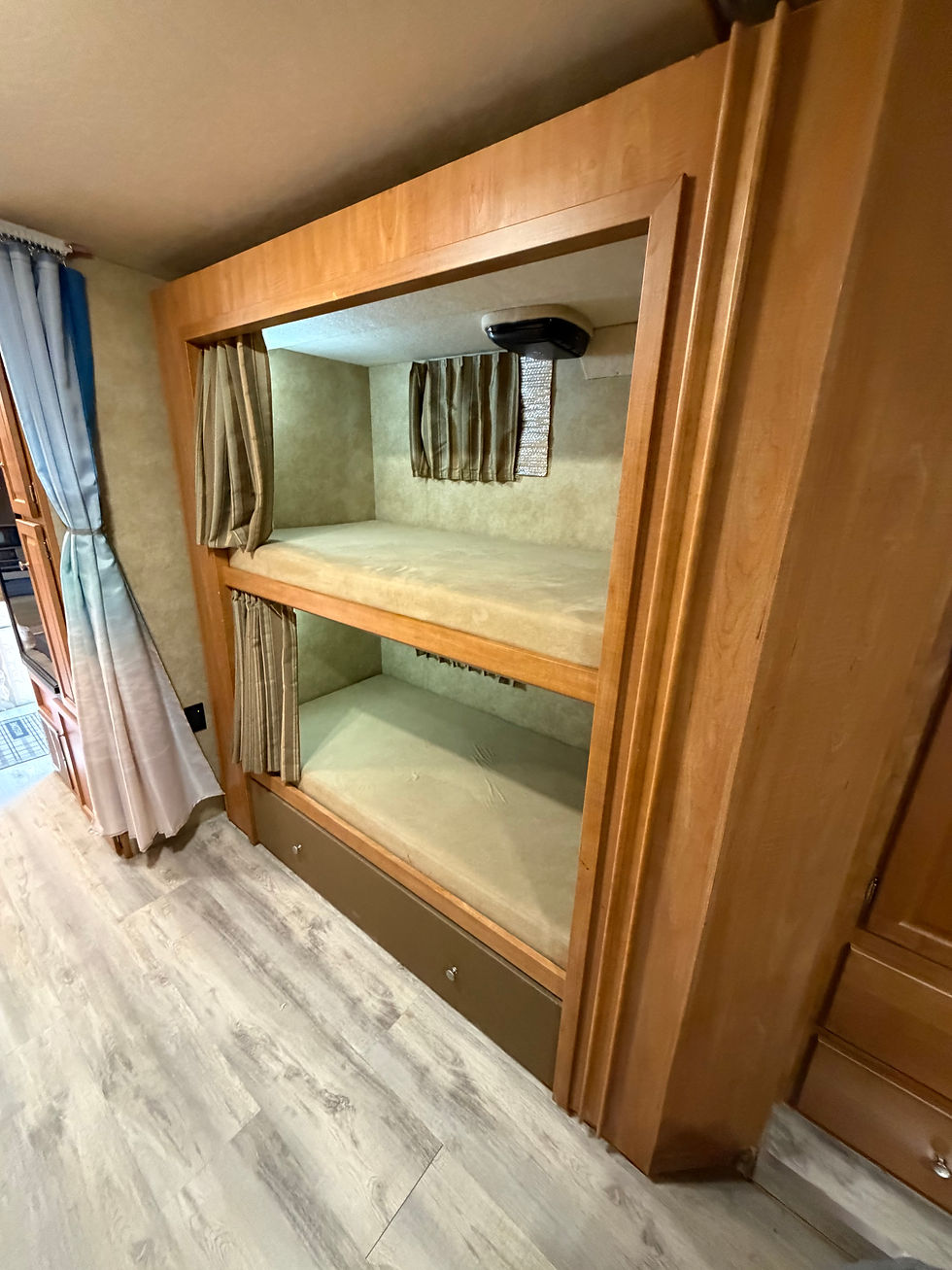 Thumbnail: 2008 Winnebago Vista 