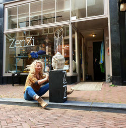 Catrien oppe stoep.jpg