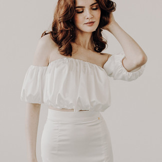 Model mit Brauttop und Brautrock