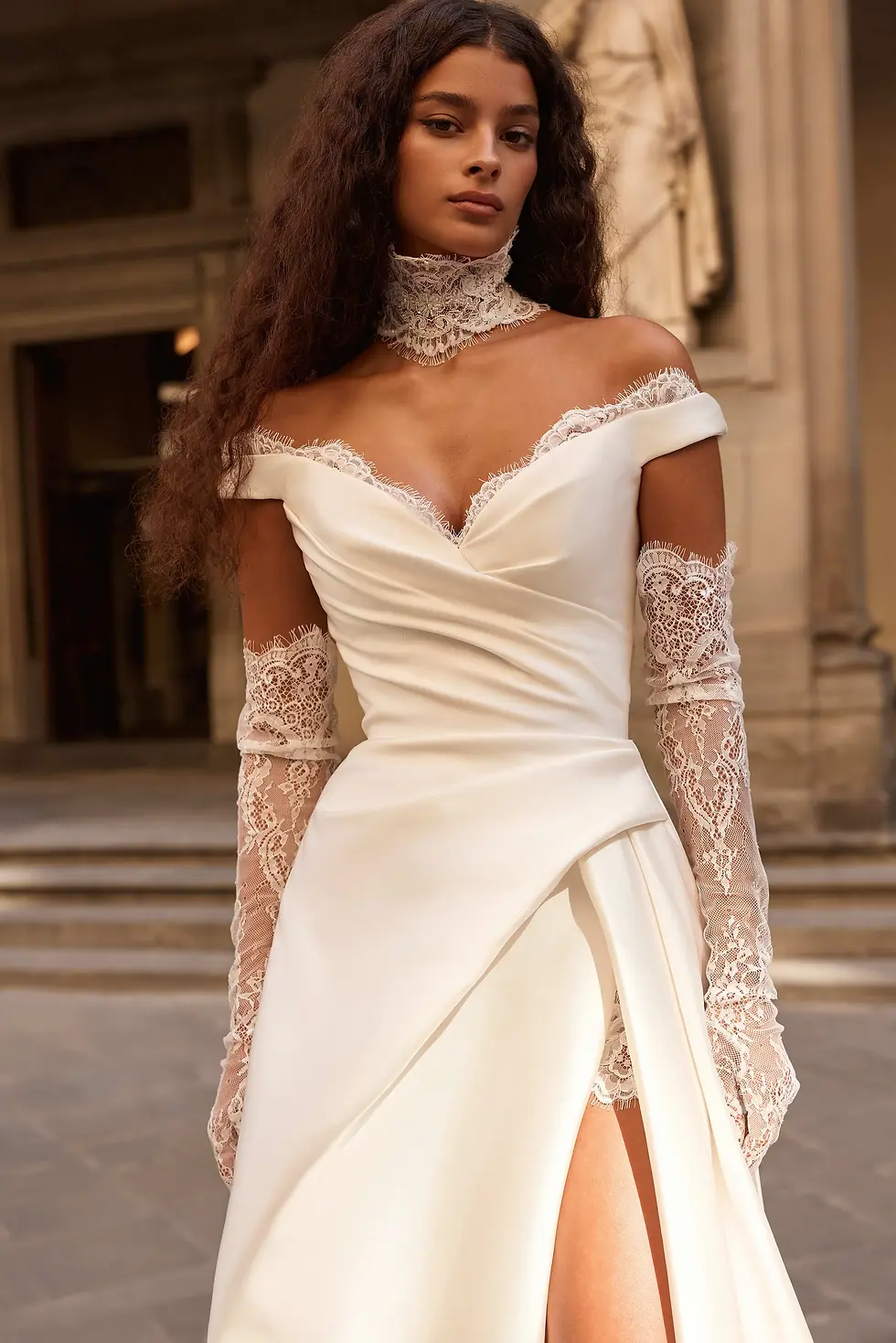 Miniaturbild: Brautkleid aus Satin mit Spitzenapplikationen