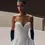 Thumbnail: Schlichtes Brautkleid mit Corsage