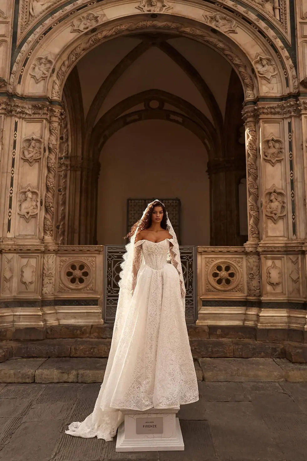 Thumbnail: Brautkleid Kirche mit Schleier