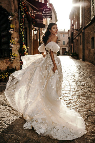 A-Linien Brautkleid mit detailreichen Verzierungen und Puffärmeln