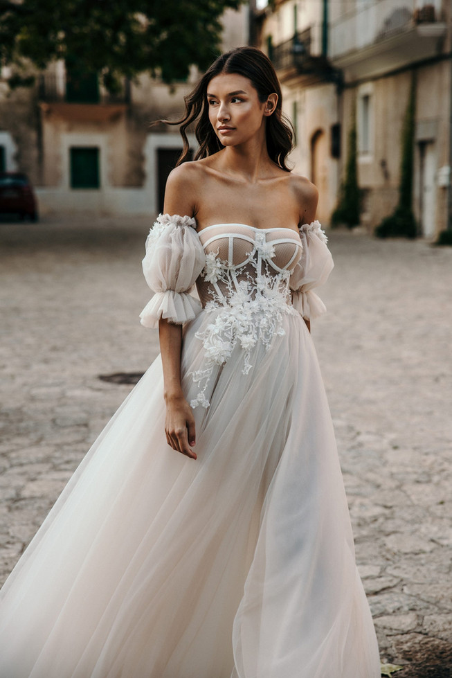 auffälliges Brautkleid mit zahlreichen Details von IMOLACY