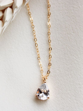 Goldkette mit Strasssteinen.