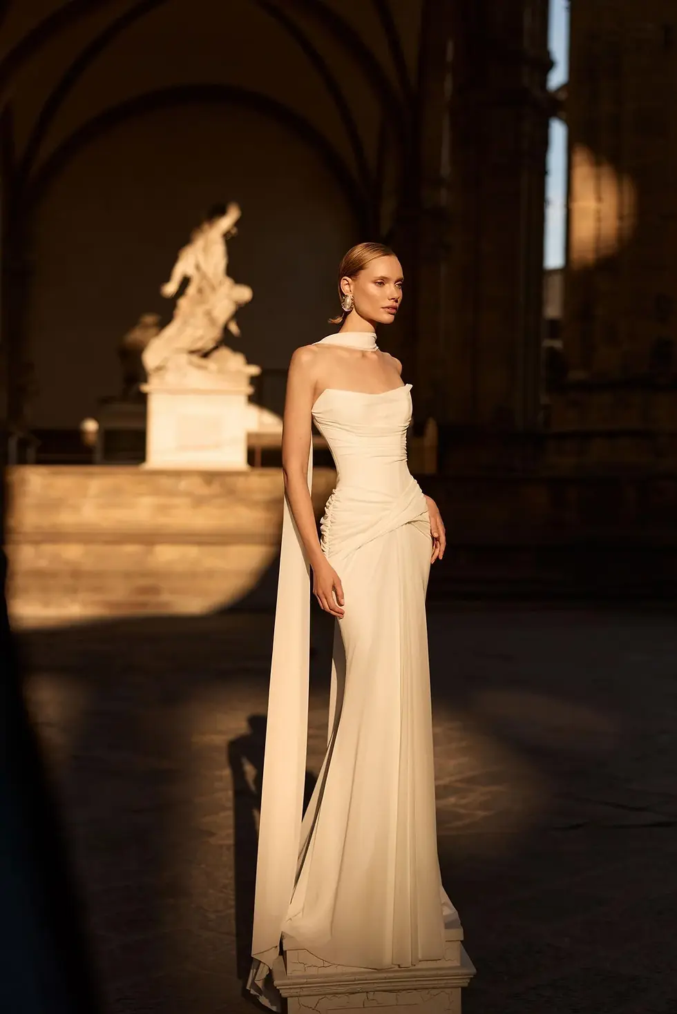 Schlichtes Brautkleid mit Schal