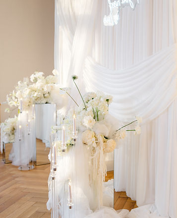 Weiße Blumeninstallation für eine Hochzeit in der Villa Waldeck
