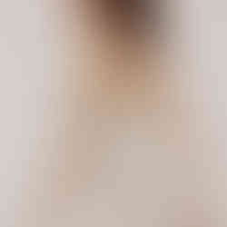 Model mit Brauttop und Brautrock