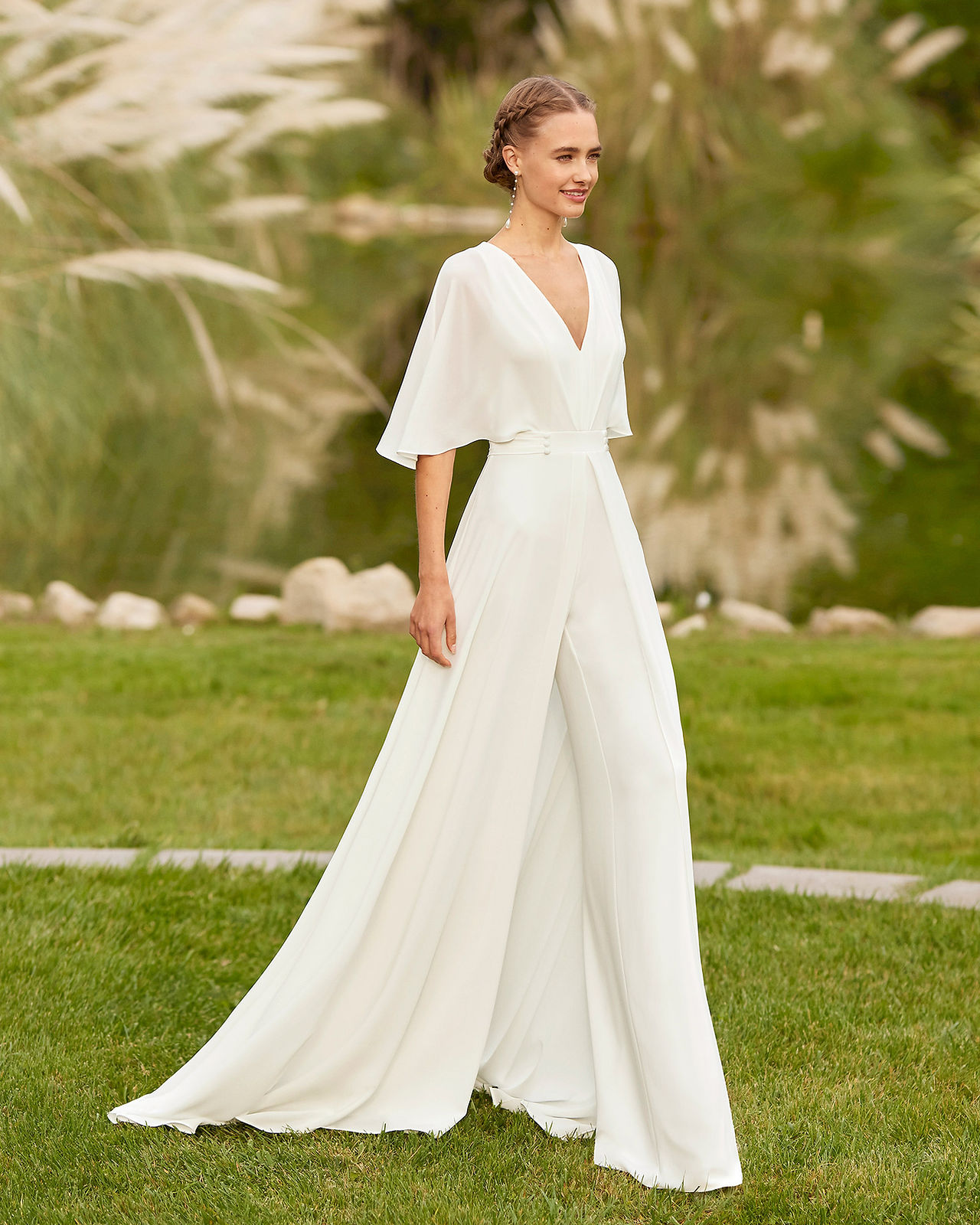 Weißer Jumpsuit für die Braut als schickes Outfit für das Standesamt 