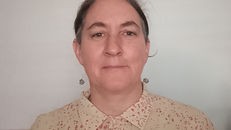 josefina B, con una camisa, sonriendo