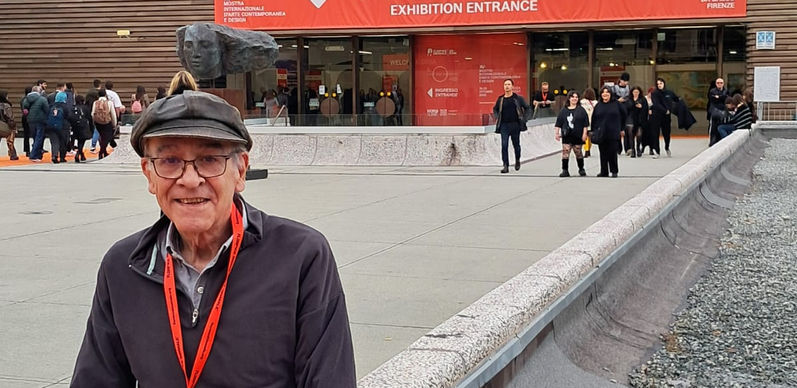 Mario Martínez en la entrada de Florence Biennale - Art Design
