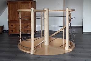 Escalier en colimaçon avec garde-corps en bois
