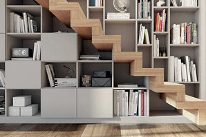 bibliothèque sous escalier