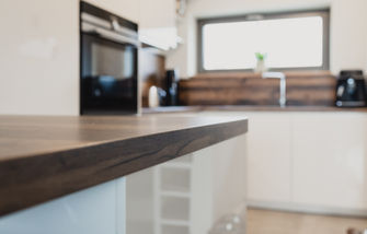 Cuisine blanc brillant et bois