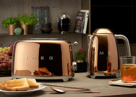 électroménager, appareils grille-pain, toaster, boiler pour thé. Collection métallique SMEG.