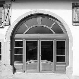 Porte cintrée vitrée.jpg